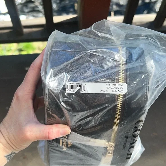 NWT Coach Cosmetic Case In Signature Canvas CW728 AUTHENTIC New!! - Picture 3 of 10